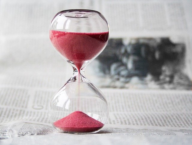 Hourglass representing a 60 minute azure cost optimization session.